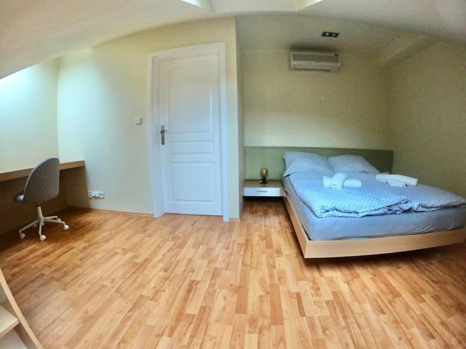 Huge Two Floor Apartment On The Park Colonnade With Free Parking For One Car, 160 Sqm Karlovy Vary Bagian luar foto